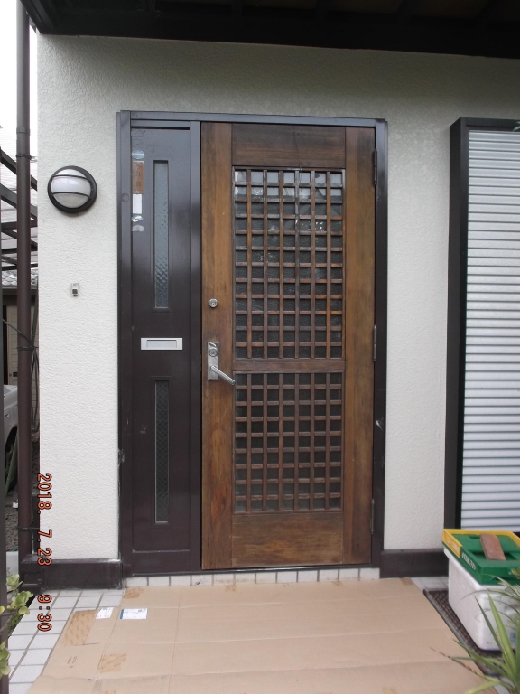 施工前（木製の玄関ドア）